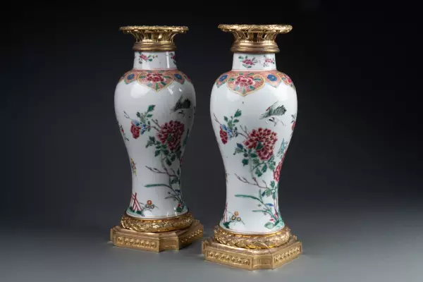 Paire de vases en porcelaine de Chine et bronze doré