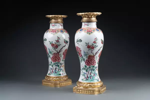 Paire de vases en porcelaine de Chine et bronze doré