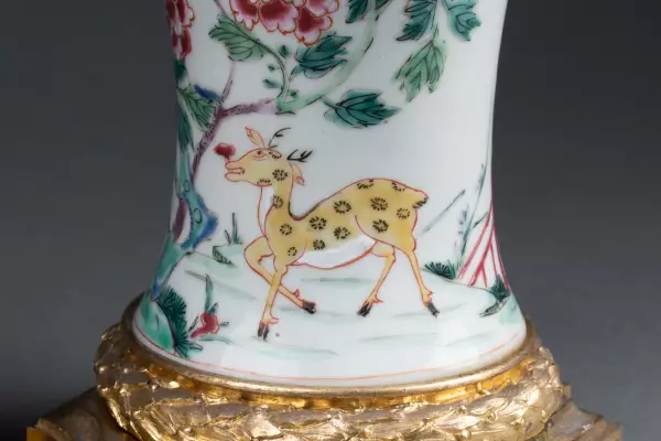 Paire de vases en porcelaine de Chine et bronze doré