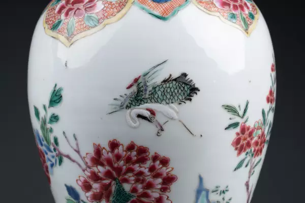 Paire de vases en porcelaine de Chine et bronze doré