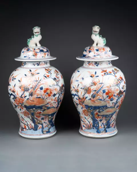 Paire de potiches couvertes en porcelaine de Chine vers 1720