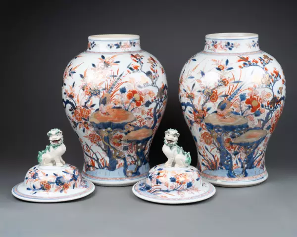 Paire de potiches couvertes en porcelaine de Chine vers 1720