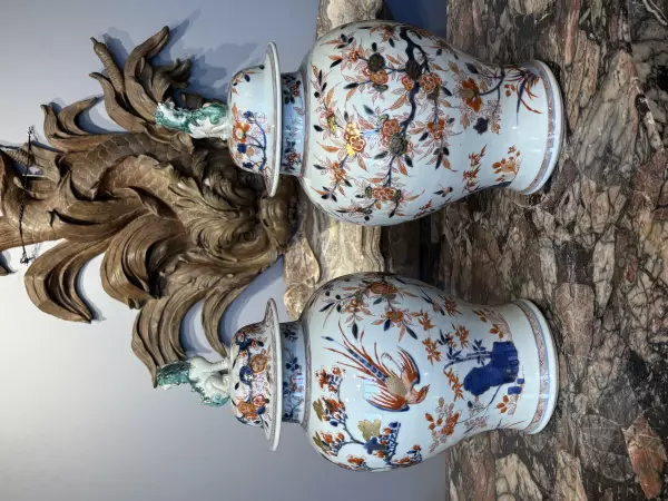 Paire de potiches couvertes en porcelaine de Chine vers 1720
