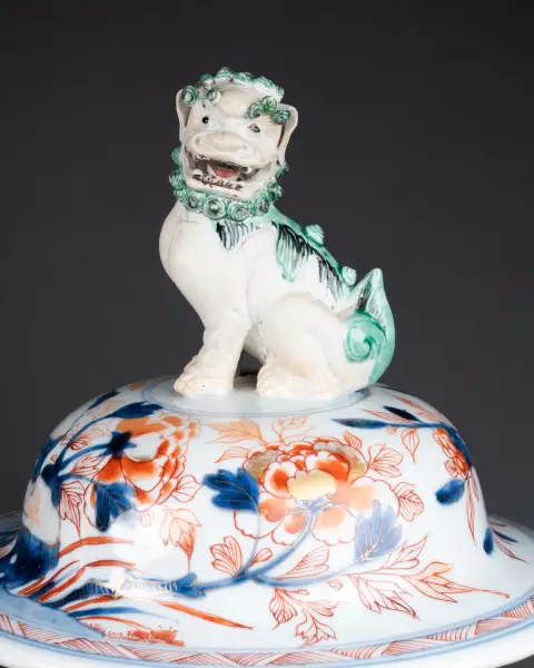 Paire de potiches couvertes en porcelaine de Chine vers 1720