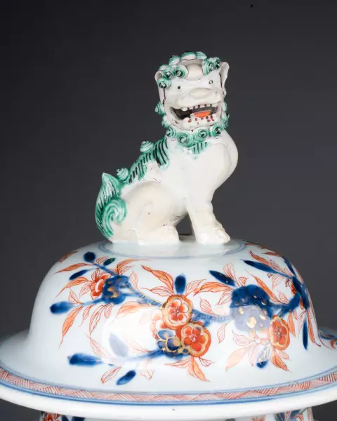 Paire de potiches couvertes en porcelaine de Chine vers 1720