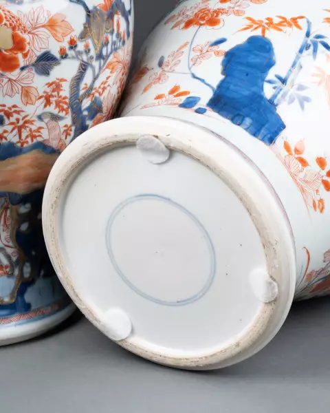 Paire de potiches couvertes en porcelaine de Chine vers 1720