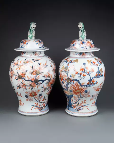 Paire de potiches couvertes en porcelaine de Chine vers 1720