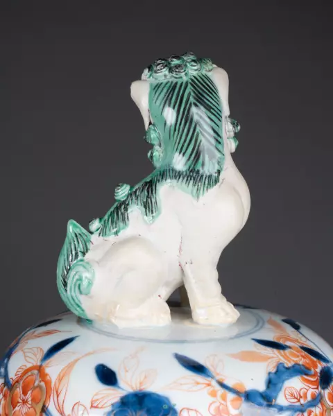 Paire de potiches couvertes en porcelaine de Chine vers 1720