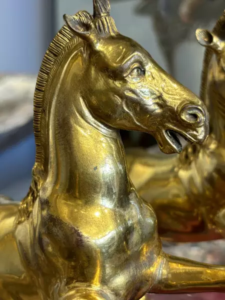 Paire de chevaux cabrés en bronze doré, Italie vers 1750