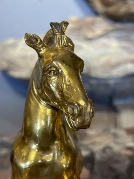 Paire de chevaux cabrés en bronze doré, Italie vers 1750