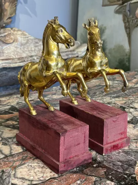 Paire de chevaux cabrés en bronze doré, Italie vers 1750
