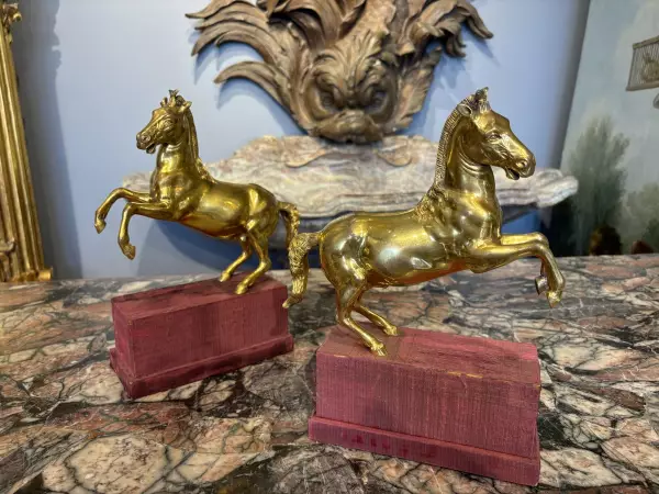 Paire de chevaux cabrés en bronze doré, Italie vers 1750