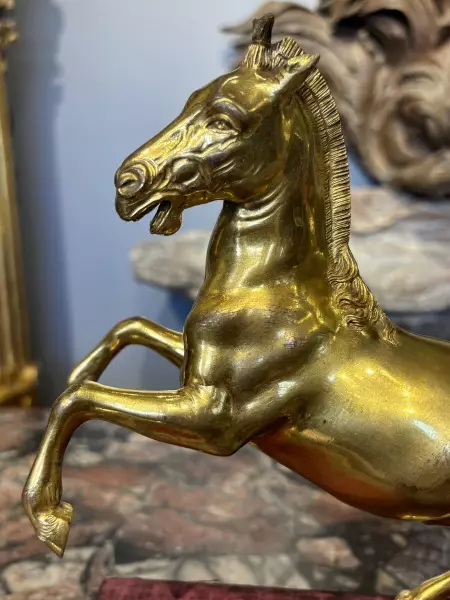 Paire de chevaux cabrés en bronze doré, Italie vers 1750