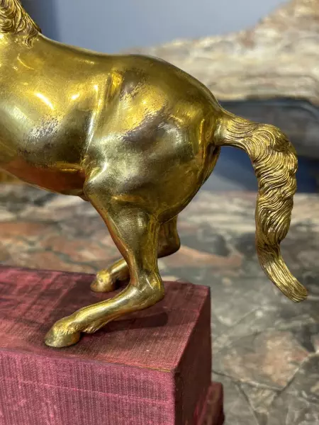 Paire de chevaux cabrés en bronze doré, Italie vers 1750