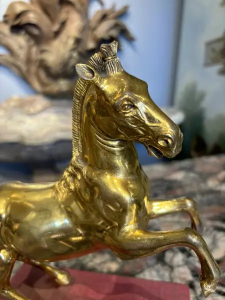Paire de chevaux cabrés en bronze doré, Italie vers 1750
