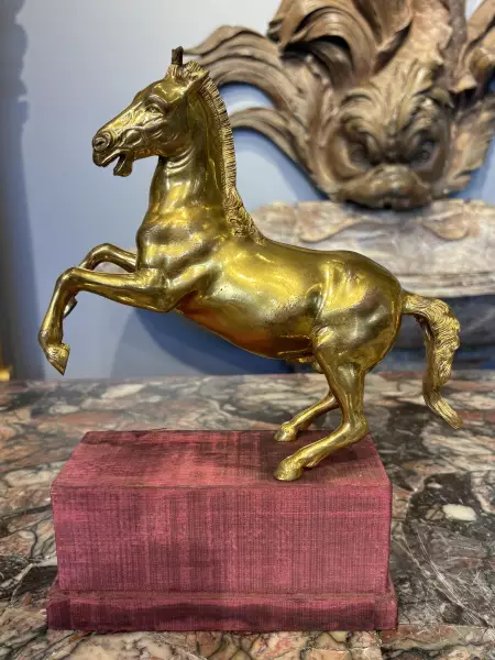Paire de chevaux cabrés en bronze doré, Italie vers 1750