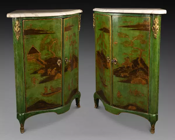 Paire d’encoignures en vernis Martin vert, Paris époque Louis XV