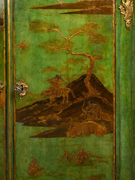 Paire d’encoignures en vernis Martin vert, Paris époque Louis XV