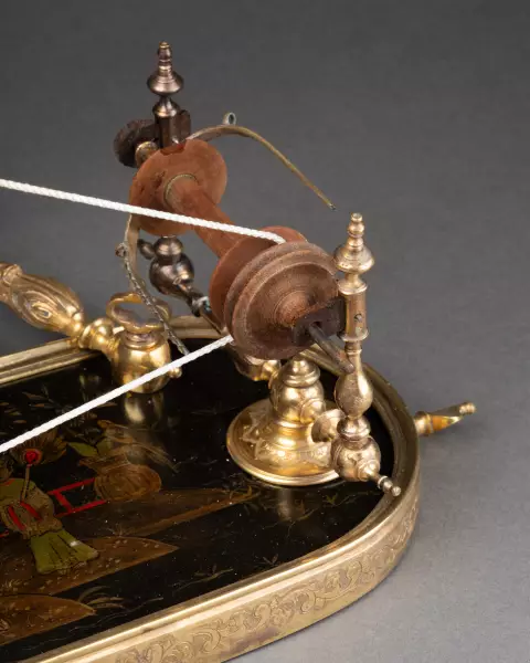 Rouet de salon en bronze et vernis martin, Paris vers 1750