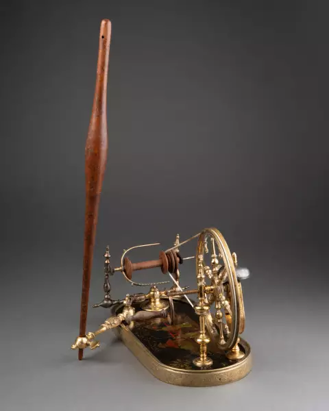 Rouet de salon en bronze et vernis martin, Paris vers 1750