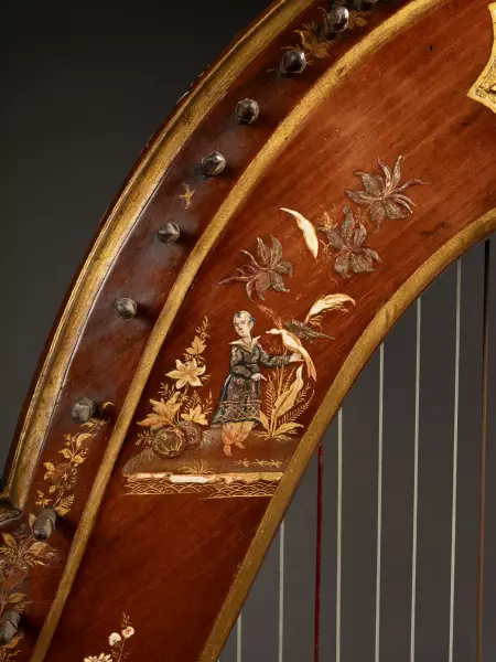 Harpe à crosse à décor au vernis Martin, Paris vers 1780