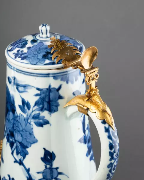 Fontaine à café en porcelaine du Japon vers 1680-1690