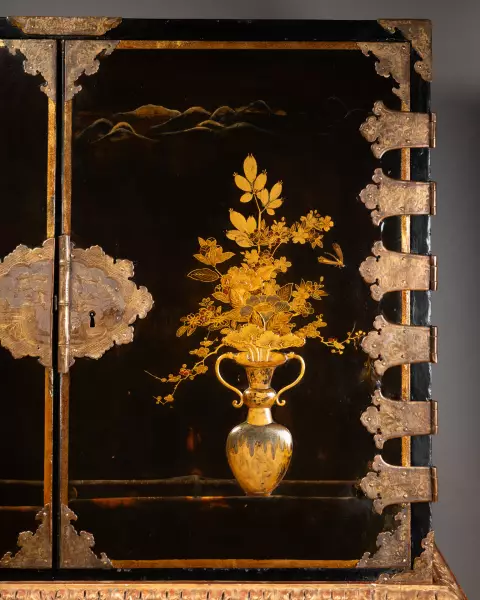 Cabinet de voyage en laque du Japon, vers 1680