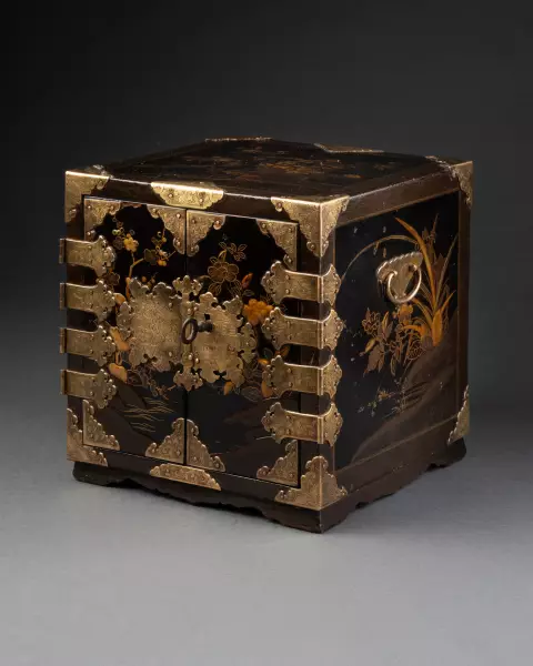 Petit cabinet de voyage en laque du Japon vers 1680 