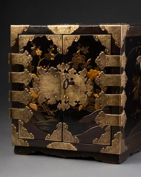 Petit cabinet de voyage en laque du Japon vers 1680 