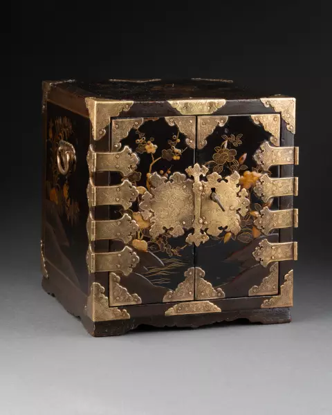Petit cabinet de voyage en laque du Japon vers 1680 