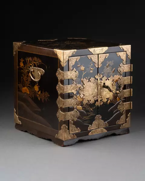 Petit cabinet de voyage en laque du Japon vers 1680 