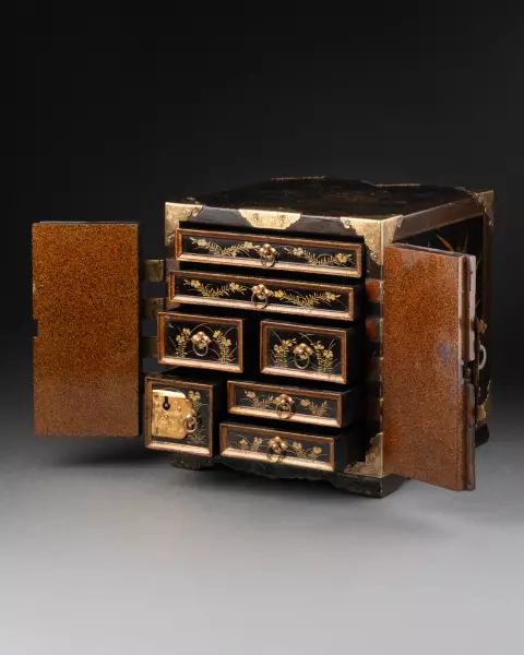 Petit cabinet de voyage en laque du Japon vers 1680 