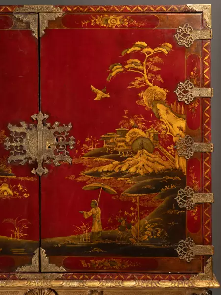 Cabinet en vernis rouge, Angleterre vers 1700-1720
