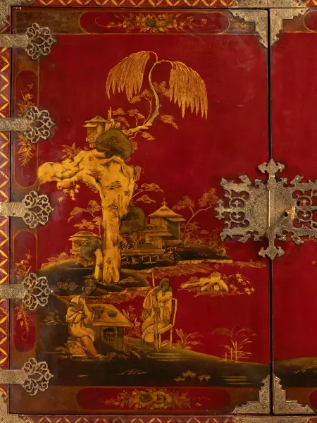 Cabinet en vernis rouge, Angleterre vers 1700-1720