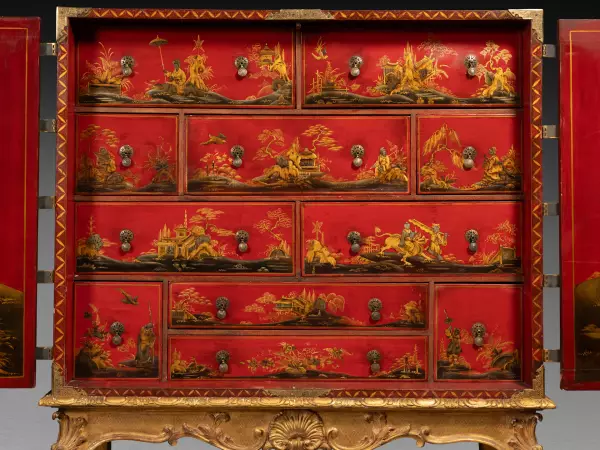 Cabinet en vernis rouge, Angleterre vers 1700-1720