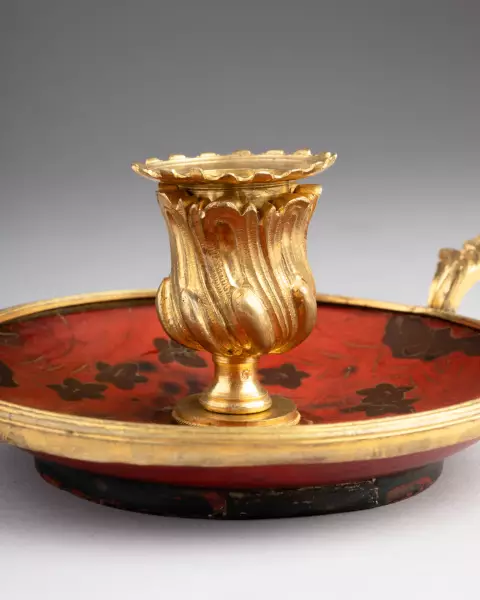 Bougeoir à main en laque et bronze doré, Paris vers 1750
