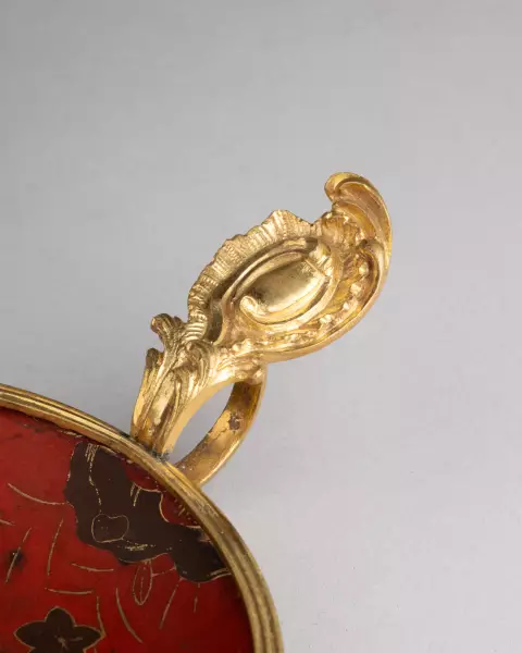 Bougeoir à main en laque et bronze doré, Paris vers 1750