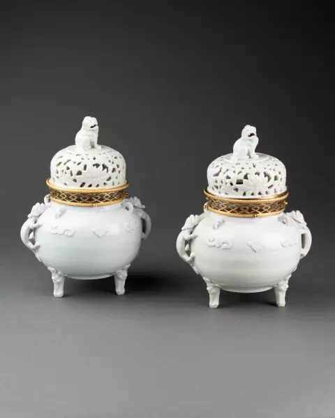 Paire de pots-pourris en porcelaine de Chine montée en bronze, vers 1780