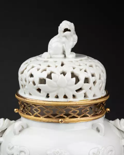 Paire de pots-pourris en porcelaine de Chine montée en bronze, vers 1780