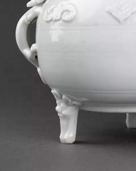 Paire de pots-pourris en porcelaine de Chine montée en bronze, vers 1780