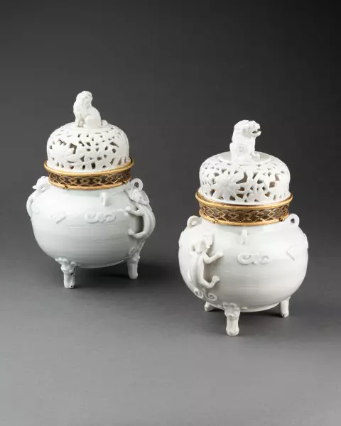 Paire de pots-pourris en porcelaine de Chine montée en bronze, vers 1780