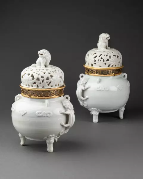 Paire de pots-pourris en porcelaine de Chine montée en bronze, vers 1780