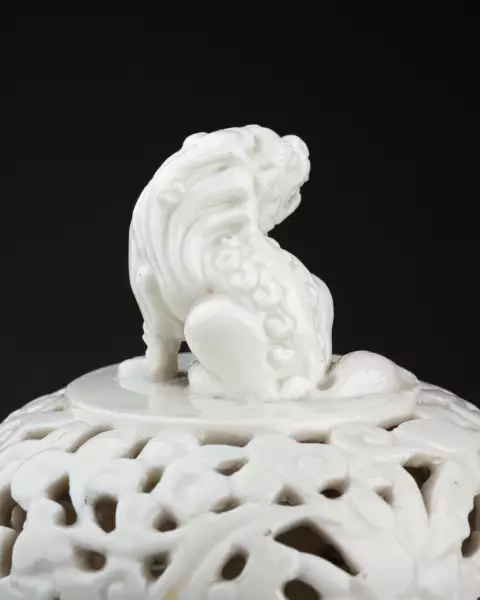 Paire de pots-pourris en porcelaine de Chine montée en bronze, vers 1780