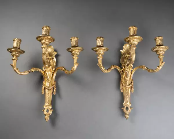 Paire d’appliques en bronze à trois bras, Paris époque Louis XVI