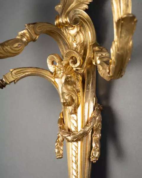 Paire d’appliques en bronze à trois bras, Paris époque Louis XVI