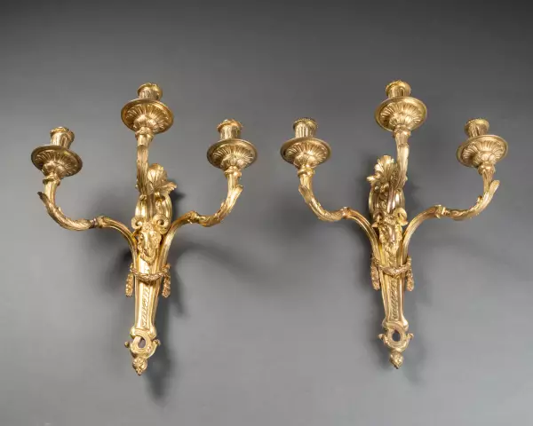 Paire d’appliques en bronze à trois bras, Paris époque Louis XVI