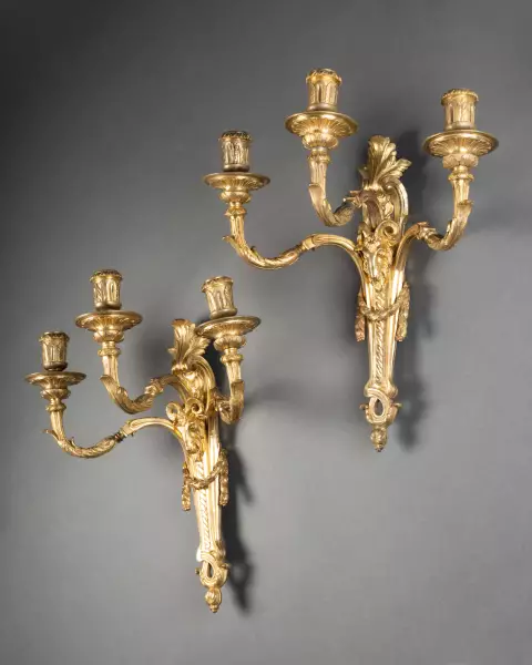 Paire d’appliques en bronze à trois bras, Paris époque Louis XVI