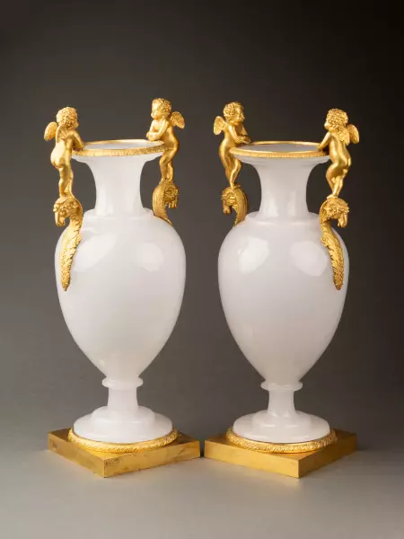 Paire de vases en opaline bulle de savon et bronze doré, vers 1815