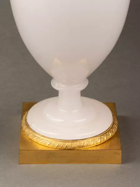 Paire de vases en opaline bulle de savon et bronze doré, vers 1815
