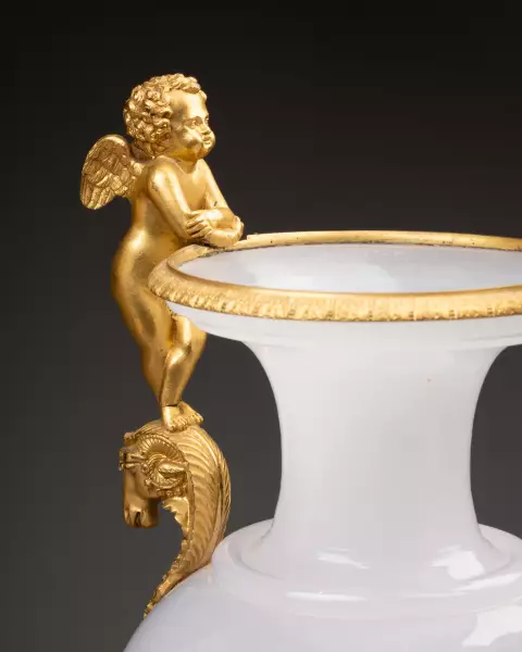 Paire de vases en opaline bulle de savon et bronze doré, vers 1815